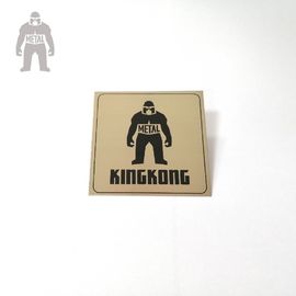 Les plaques d'identification en métal de noir d'impression d'effet de brosse pour des sacs à main KingKong ont adapté aux besoins du client