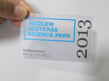 Les cartes de visite professionnelle de visite transparentes faites sur commande de PVC de Matt avec gravent le nombre en refief d'or/argent