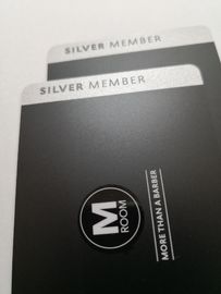 Cartes de visite professionnelle de visite métalliques argentées de PVC avec le logo adapté aux besoins du client UV brillant