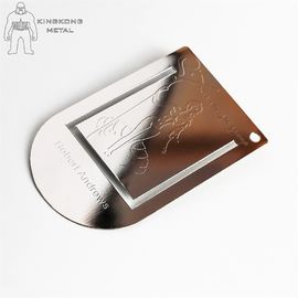Le logo fait sur commande en métal a gravé l'acier de Stianless imprimé par couleur faite sur commande de repères en métal