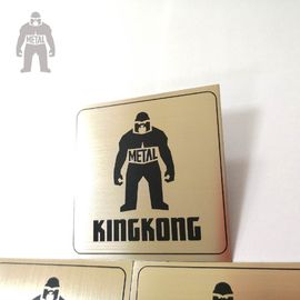 Les plaques d'identification en métal de noir d'impression d'effet de brosse pour des sacs à main KingKong ont adapté aux besoins du client