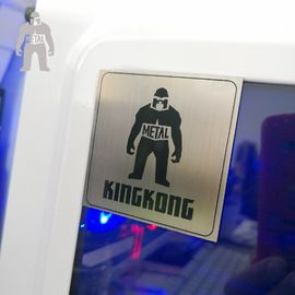 Les plaques d'identification en métal de noir d'impression d'effet de brosse pour des sacs à main KingKong ont adapté aux besoins du client