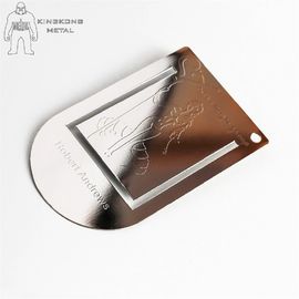 La couleur a imprimé les repères gravés en métal pour le logo promotionnel de cadeau des hommes gravés