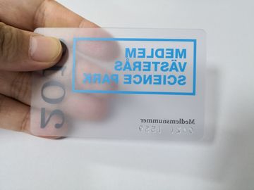 Les cartes de visite professionnelle de visite transparentes faites sur commande de PVC de Matt avec gravent le nombre en refief d'or/argent