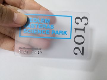 Les cartes de visite professionnelle de visite transparentes faites sur commande de PVC de Matt avec gravent le nombre en refief d'or/argent
