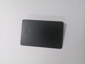 Carte de banque noire mate simple en métal de la coutume 0.8mm avec le trou de puce de contact