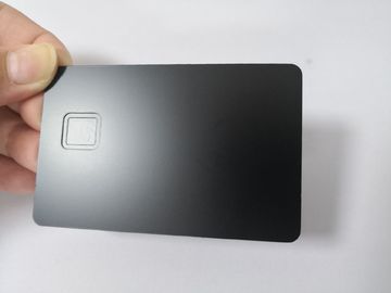Carte de banque noire mate simple en métal de la coutume 0.8mm avec le trou de puce de contact