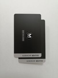Cartes de visite professionnelle de visite métalliques argentées de PVC avec le logo adapté aux besoins du client UV brillant
