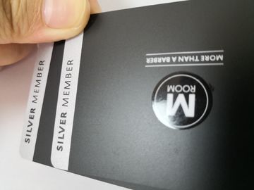 Cartes de visite professionnelle de visite métalliques argentées de PVC avec le logo adapté aux besoins du client UV brillant